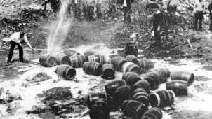 Les autorités U.S. font éventrer publiquement des barriques d’alcool, quand on ne le jette pas à l’eau lors d’une saisie. Mais cela n’empêche pas Al Capone de prospérer.