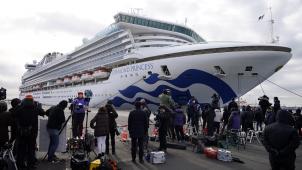 Le «
Diamond Princess
» fait l’objet de toutes les attentions - sanitaire et médiatique - dans le port de Yokohama.