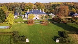 Le domaine d’Argenteuil fut la dernière résidence du quatrième roi des Belges. Le manoir, vaste de 5.000 m2, surgit au milieu d’un écrin de 136 hectares de parcs et de bois.