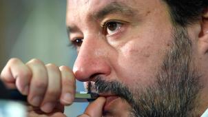 Pour Matteo Salvini, qui s’est longtemps considéré omnipotent et intouchable, la politique migratoire, fer de lance de son irrésistible ascension institutionnelle, pourrait se transformer en épée de Damoclès.