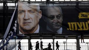 Benny Gantz et Binyamin Netanyahou s’affichent en grand sur leurs panneaux électoraux respectifs à Tel Aviv.