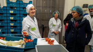 A Bruxelles, la coopérative Envie que visite la ministre Barbara Trachte, produit des soupes à partir de surplus de légumes. Au centre de son action, un tremplin pour l’emploi de personnes en décrochage.