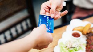 La carte de crédit servira pour payer au restaurant ou dans un magasin. Mais surtout pas pour un retrait d’argent.