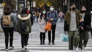 Les précautions élémentaires - notamment le masque facial - sont également de mise dans les rues de Taipei.