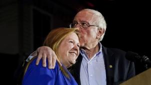 Bernie Sanders embrasse son épouse Jane après son triomphe dans le Nevada
: «
Laissez-moi vous présenter la prochaine Première Dame des Etats-Unis
!
»