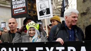 Plusieurs personnalités parmi lesquelles l’ancien ministre grec des Finances Yanis Varoufakis, la dréatrice de mode Vivienne Westwood et l’actuel rédacteur en chef de Wikileaks Kristinn Hrafnsson (de g. à dr.) ont participé, samedi à Londres, à une manifestation de soutien à Julian Assange.