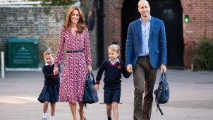 Kate et William se font un devoir d’aller conduire eux-mêmes Charlotte et George
à l’école Thomas Battersea de Londres. Au grand bonheur des photographes
!