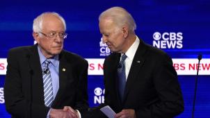 Bernie Sanders (à g.) et Joe Biden lors du débat démocrate de Charleston, le 25 février dernier
: une poignée de mains sans chaleur..