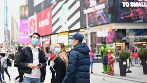 Sur Times Square, ce week-end
: la foule est moins dense et les New Yorkais se résignent à suivre les consignes officielles de prudence.