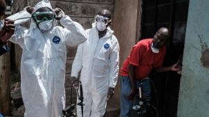 Le coronavirus se propage désormais un peu partout sur le continent - ici, une opération de décontamination d’un appartement occupé par le premier malade du coronavirus à Nairobi, au Kenya.
