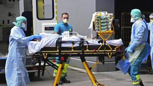 Le personnel médical est mobilisé pour faire face à la pandémie : ici un transfert de patient à l’hôpital liégeois MontLégia.