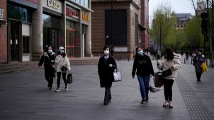 Les masques de protection restent de rigueur, mais les habitants de Wuhan respirent à nouveau peu à peu l’air extérieur.
