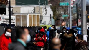 La queue pour passer un test sous une tente érigée devant le «
Elmhurst hospital
», à New York
: le Queens est le quartier le plus exposé à la pandémie.