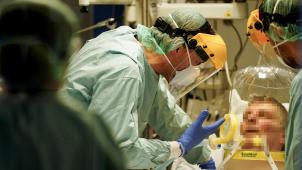 Patient atteint du Covid-19 soigné aux soins intensifs de l’Hôpital Erasme, à Anderlecht.