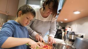 Au sein de certains couples et ménages avec enfants, le confinement peut aussi participer à une répartition plus égalitaire en cuisine.