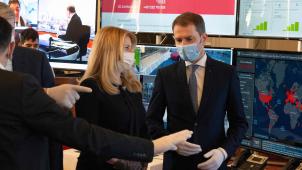 La présidente slovaque Zuzana Caputova en discussion avec le Premier ministre Igor Matovic ce 3 avril à Bratislava, au centre national mis en place par le gouvernement pour lutter contre le coronavirus.