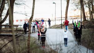 Exercices de groupe en extérieur, lundi, dans la banlieue de Stockholm.