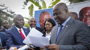 Echange de documents entre Vital Kamerhe (à g.) et Félix Tshisekedi, en novembre 2018, lors de la campagne présidentielle
: le directeur de cabinet du président était réputé «
intouchable
»...