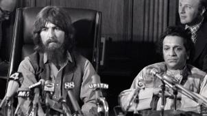 Le guitariste des Beatles George Harrison et le musicien sitariste indien Ravi Shankar annoncent en conférence de presse en 1971 le Concert for Bangladesh destiné à la récolte de fonds pour aider les victimes de la famine et de la guerre au Bangladesh.