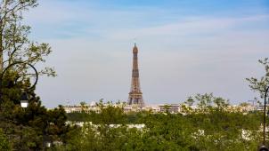 Le ciel de Paris est dégagé de toute pollution visible grâce aux