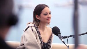 Marion Cotillard prend la parole, comme Margot Robbie, Lukas Dhont et Chloë Sevigny, dans la série de podcasts «
Chanel 3.55
» enregistrée à Cannes en 2019.