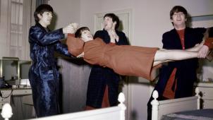 George Harrison, Paul McCartney et John Lennon s’amusent  à chahuter Ringo Starr dans sa chambre d’hôtel parisien en 1964.
