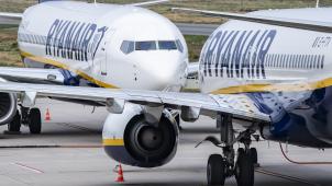 Ryanair a annoncé la suppression de 15
% de ses effectifs, des réductions de salaire de 20
% et la fermeture d’un certain nombre de bases en Europe.