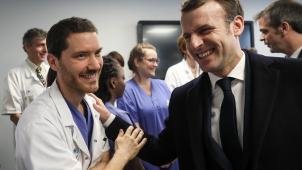 «Il faut mettre fin» à la «paupérisation» des soignants, a déclaré le président français Emmanuel Macron, lors d’un déplacement à l’hôpital de la Pitié-Salpêtrière, à Paris, reconnaissant une «erreur» dans la réforme du système de santé qu’il a engagée il y a deux ans.