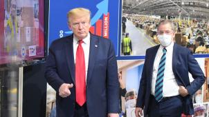 Donald Trump, toujours sans masque, s’est rendu dans une usine Ford réaménagée, jeudi, dans le Michigan.