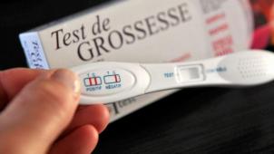 Le boom des tests de grossesse serait aussi, en partie, lié à la longue suspension des visites non-urgentes chez le spécialiste.