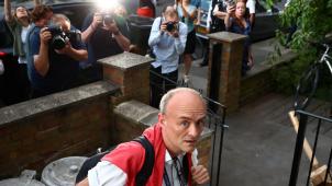 Dominic Cummings sous les flashs des journalistes à son arrivée à son domicile à Londres
: la pression monte sur le conseiller de Boris Johnson.
