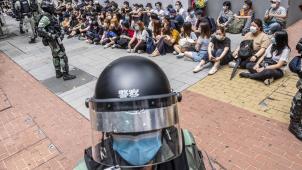 Des manifestants interceptés par les forces de l’ordre, mercredi à Hong Kong
: malgré l’important déploiement policier, les protestataires restent mobilisés contre la mainmise de Pékin.
