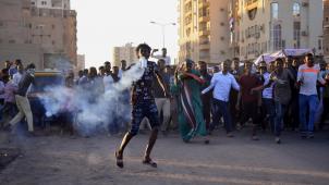 Manifestation pour réclamer la réintégration de soldats limogés pour avoir soutenu la révolution, le 20 février dernier à Khartoum
: une exigence populaire de vérité sur les exactions du passé.