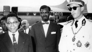 Le roi Baudouin arrive à l’aéroport de Léopoldville où il est accueilli par les nouveaux dirigeants du Congo, le président Kasa-Vubu (à gauche) et le Premier ministre Lumumba (au centre).