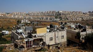 Le village palestinien de Wadi Fukin, avec, à l’arrière plan, la colonie juive de Betar Illit
: une bourgade complètement encerclée.