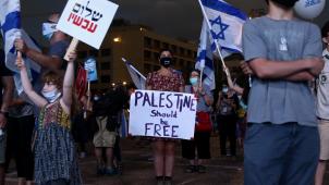 Manifestation contre le projet d’annexion de parties du territoire palestinien par le gouvernement Netanyahou, mardi soir à Tel Aviv.