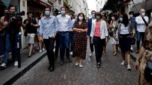 Anne Hidalgo (au centre) et son équipe en campagne, jeudi, dans les rues de Paris
: la maire socialiste sortante est assurée de rempiler à la mairie de la capitale.