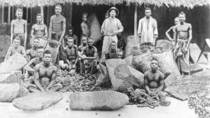 Les ouvriers et le régisseur d’une plantation de caoutchouc à la fin du XIX
e
 siècle
: «
Pour le Congo, depuis Léopold II, le seul modèle de développement, c’est d’exporter des matières premières brutes, sans les transformer sur place
», explique Alain Huart.