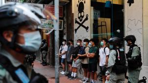 Manifestation contre la loi sécuritaire imposée par Pékin, mercredi à Hong Kong
: policiers et protestataires n’ont pas oublié d’enfiler au préalable leur masque sanitaire...