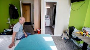 Un sans-abri dans une chambre d’hôtel à Etterbeek, en avril dernier, au moment du confinement.