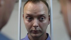 Ivan Safronov, derrière les barreaux de sa «
cage
», lors de sa comparution devant le tribunal, mardi à Moscou.