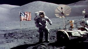 Eugene Cernan, membre de la mission Apollo 17, est le douzième et dernier homme à avoir foulé la poussière lunaire
: c’était le 14 décembre 1972.