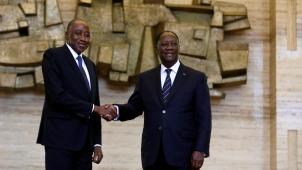 Amadou Gon Coulibaly (à g.) reçu par le président Ouattara lors de sa nomination comme Premier ministre, en janvier 2017.