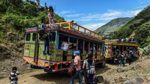 Migration d’ex-combattants des Farc vers Mutata, à bord de chivas, des bus traditionnels.