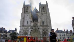Rapidement sur place, les pompiers se sont employés à sauver le joyau gothique de la Cité des Ducs.