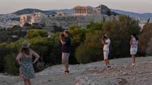 Coucher de soleil sur l’Acropole
: en Grèce, la crainte reste maximale sur le plan sanitaire, comme sur le plan économique.