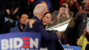 Kamala Harris congratule Joe Biden lors d’un meeting à Detroit, le 9 mars dernier
: la sénatrice mène la course des favoris pour le «
ticket
» démocrate.