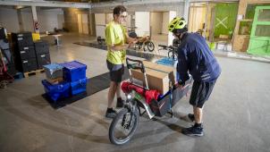 Lancée en 2015, Rayon9 propose, par la livraison cyclo-urbaine avec des vélos-cargos à assistance électrique, une solution verte au fameux «
dernier kilomètre
».