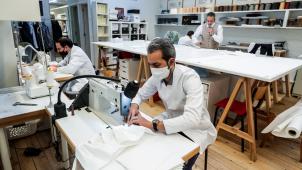 Fin mars 2020, à la demande de la Ville de Bruxelles, les ateliers de couture des maisons Degand et Natan produisent des masques.