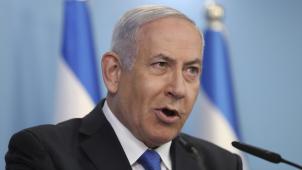 Netanyahou, tout sourire lors de sa conférence de presse, devient le troisième Premier ministre israélien à normaliser les liens de son pays avec un Etat arabe.